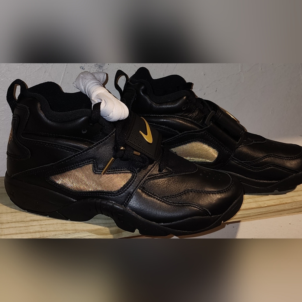 Nike Men's Black and Gold Athletic Shoes